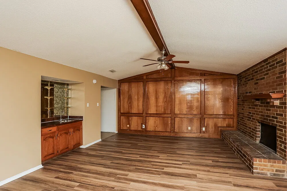 3 bed, 2.0 bath, 1576 sqft, $2,015 — Photo 3