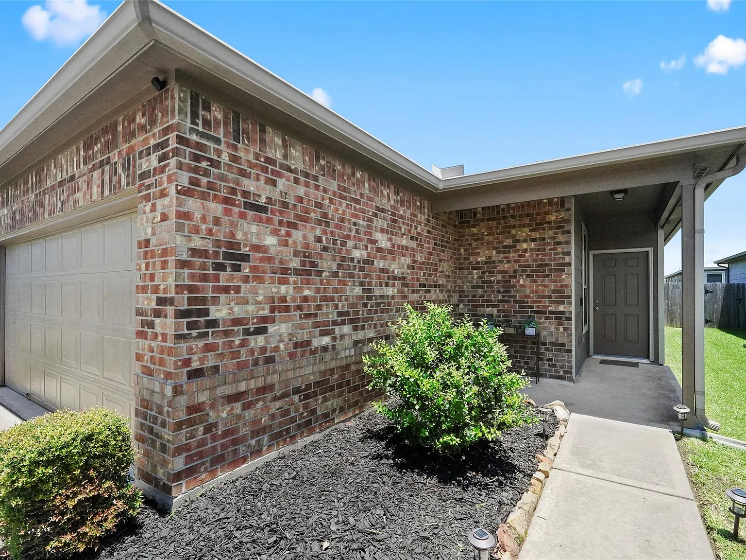 3 bed, 2.0 bath, 1238 sqft, $2,000 — Photo 2