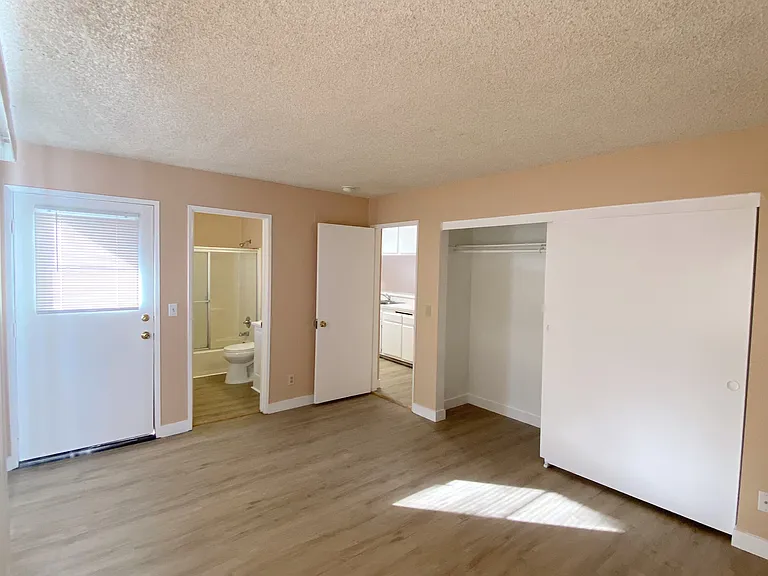 2475 Cedar Ave #C — Photo 10