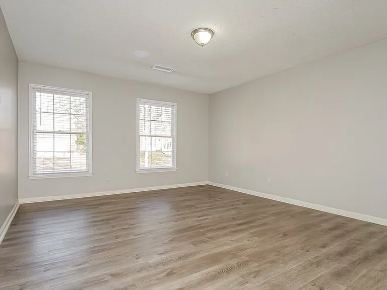 329 Locust Grove Dr — Photo 13