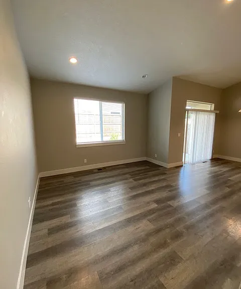 564 NE Cherry St — Photo 2