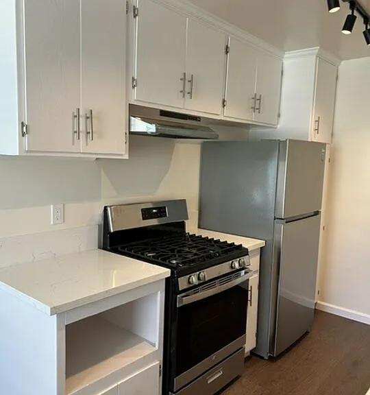 346 S Van Ness Ave #10 — Photo 10
