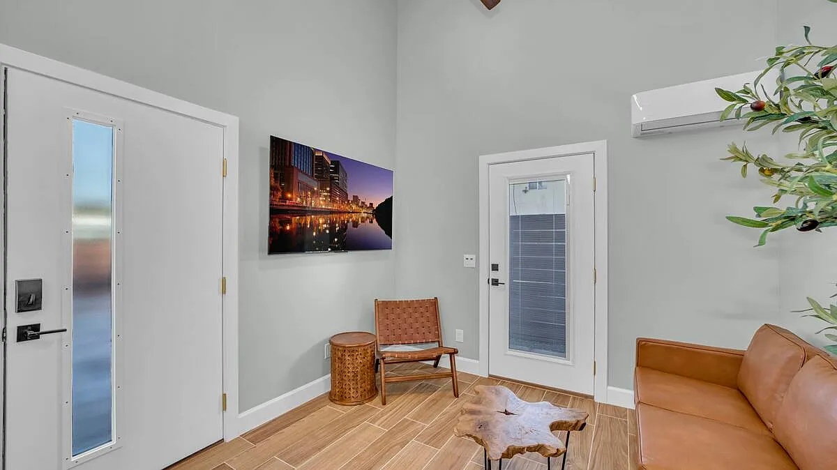 3 bed, 910 sqft, $4,120 — Photo 2