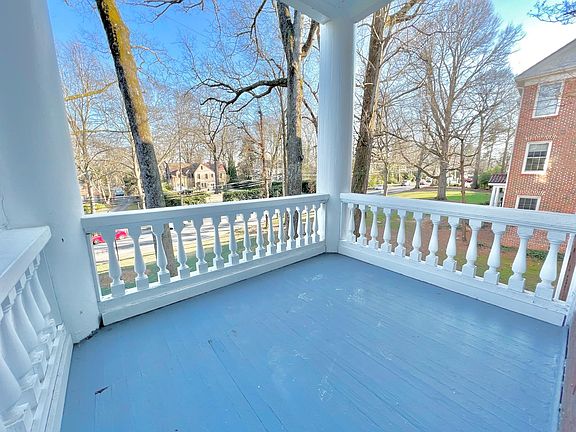 Large Covered Porch ~ Southern Charmer!