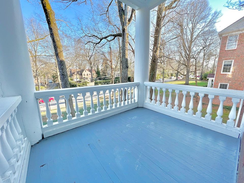 Large Covered Porch ~ Southern Charmer!