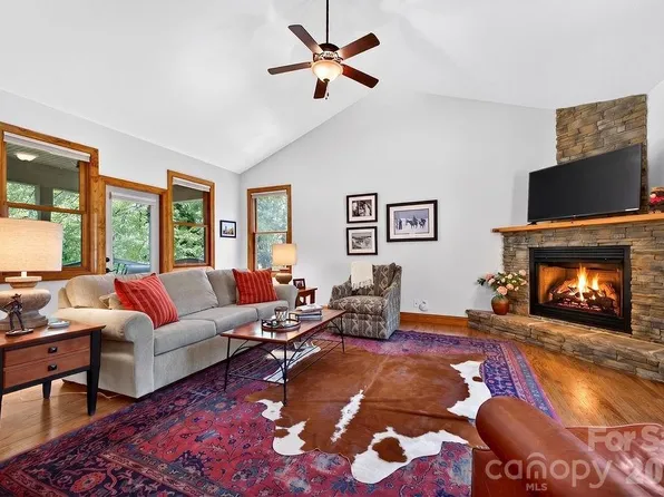 24 Triple Fairways Dr, Hendersonville, NC 28739