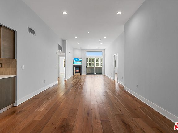 4th image of 7133 Hawthorn Ave Penthouse 6