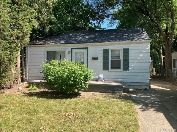 20485 Elkhart St, Harper Woods, MI 48225