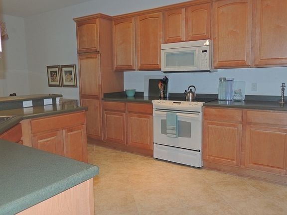 Fully-equipped kitchen & dining nook