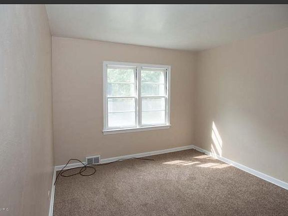 4th image of 410 Emmett St E