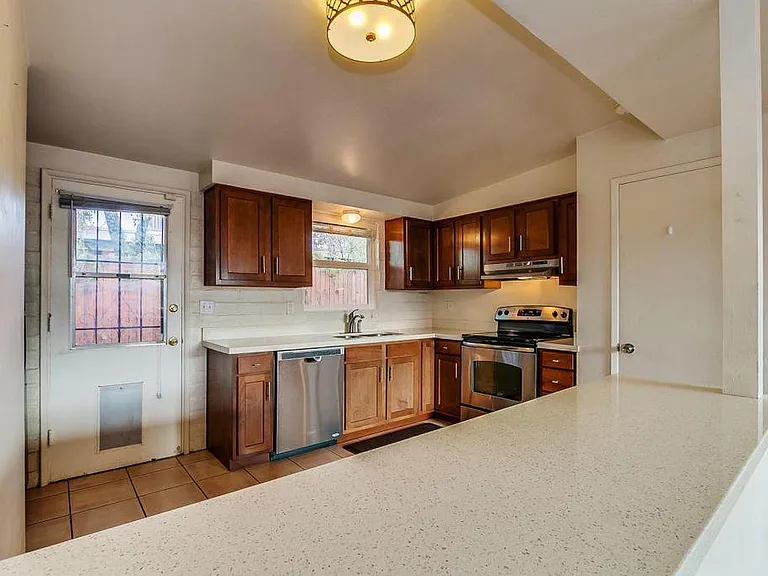 1130 E Linden St — Photo 3
