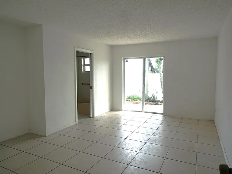 18011 SW 139th Ct — Photo 6