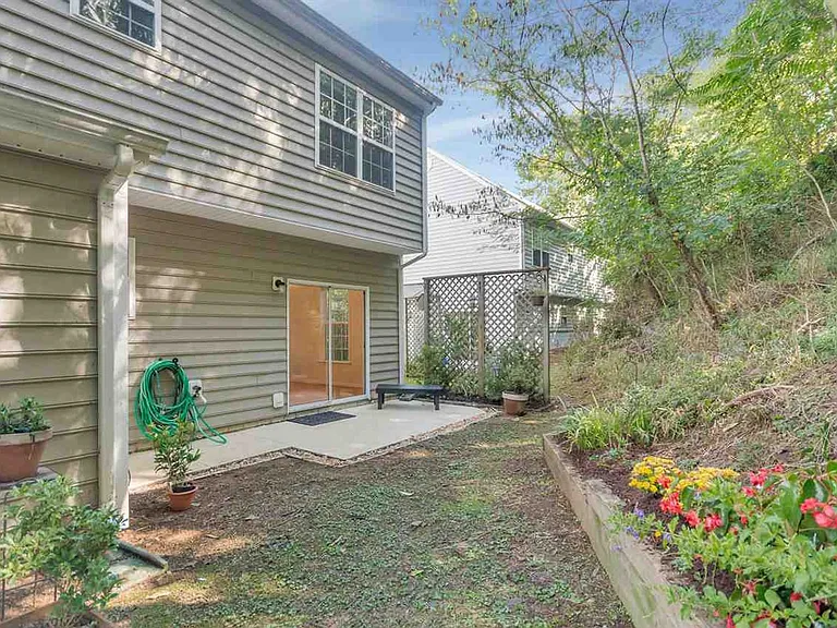 914 Locust Ln — Photo 10