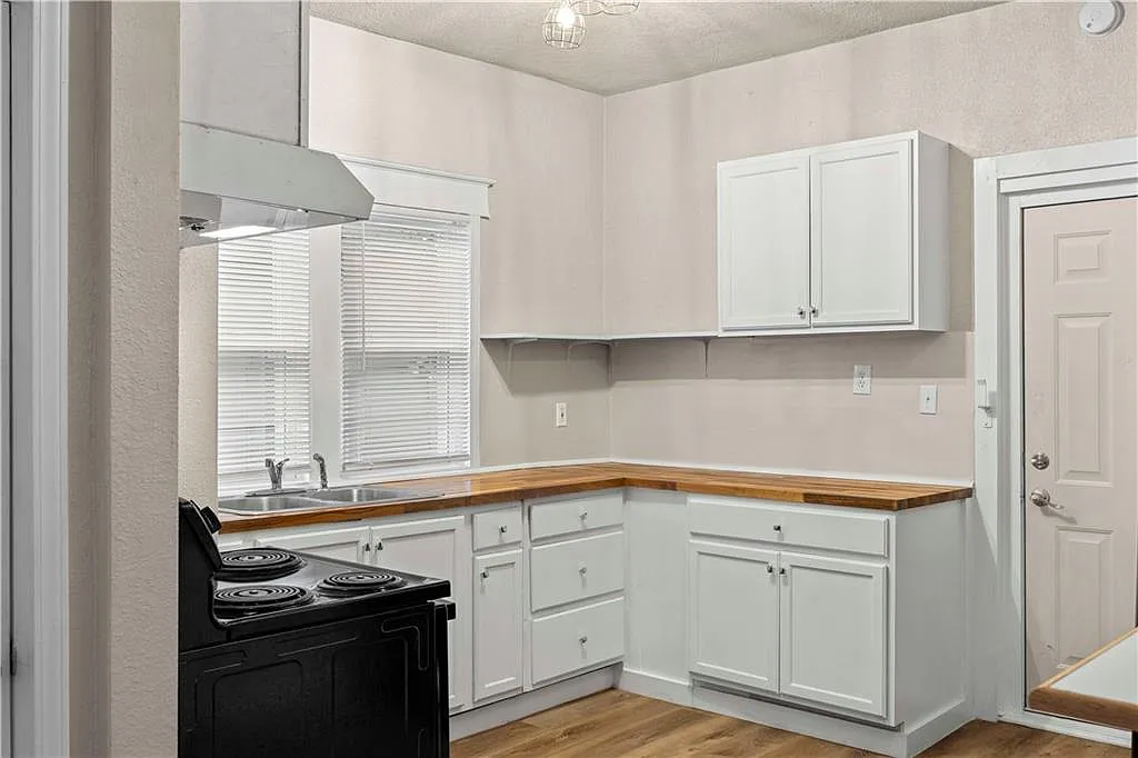 Darling 3 Bed 1.5 Bath Bungalow For Rent - Section 8, Hud-Vash Welcome — Photo 3