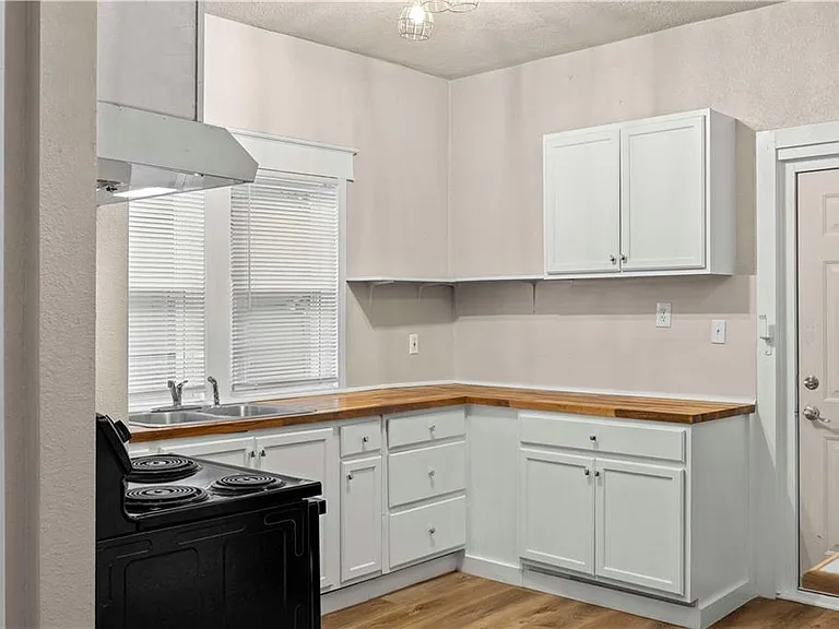 2319 Norton Ave — Photo 3