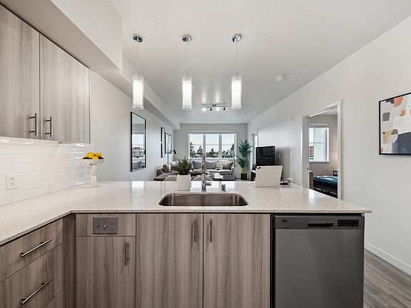 5th image of 2715 Sunset Ln NE #422