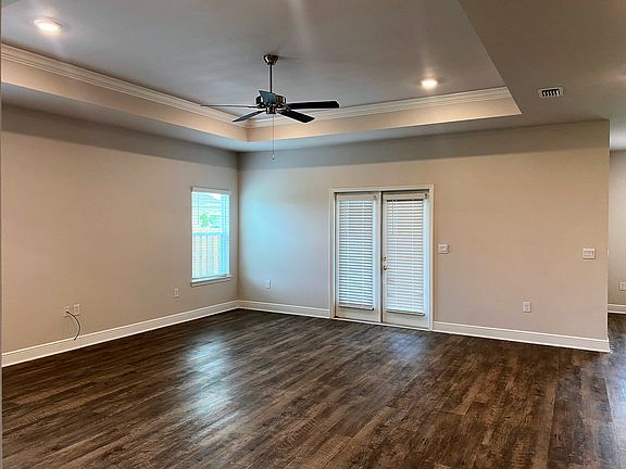 3rd image of 104 London Cir