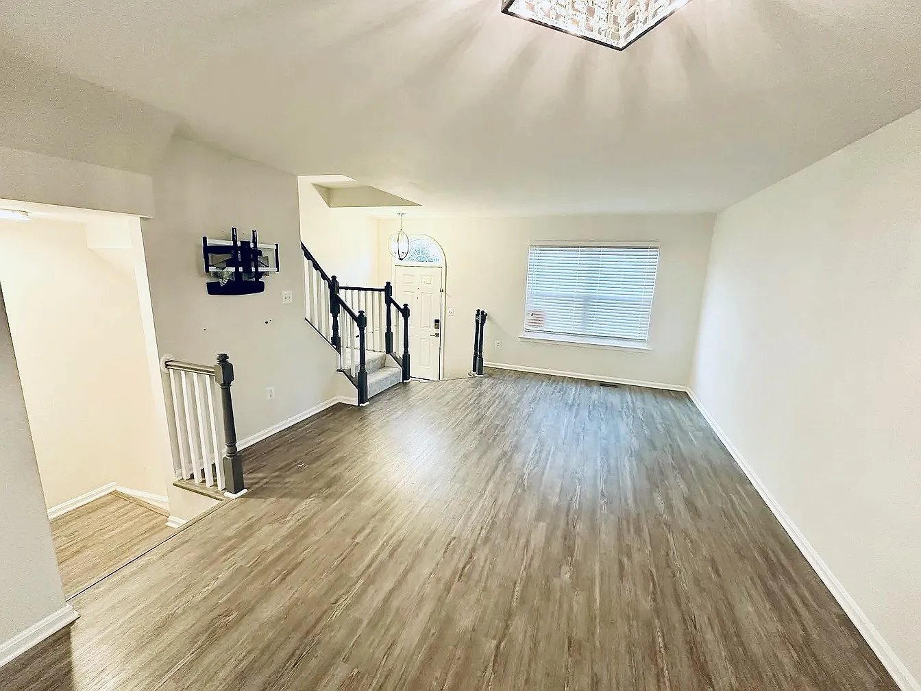 3 bed, 1818 sqft, $3,150 — Photo 3