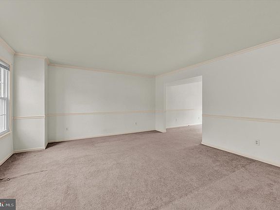 4th image of 9509 Horn Ave