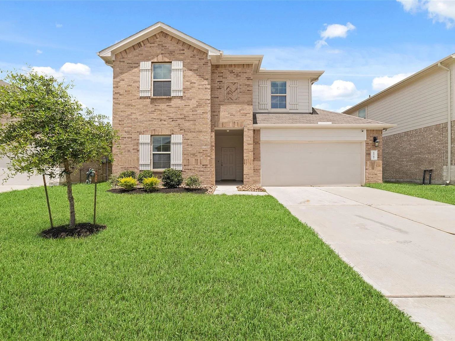 4 bed, 3.0 bath, 2405 sqft, $2,400 — Photo 2