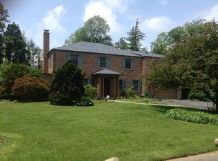 2 School House Ln, Great Neck, NY 11020