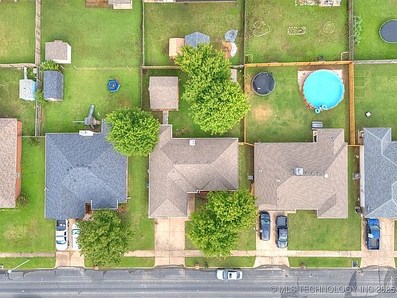 3rd image of 1122 S Catalina Dr