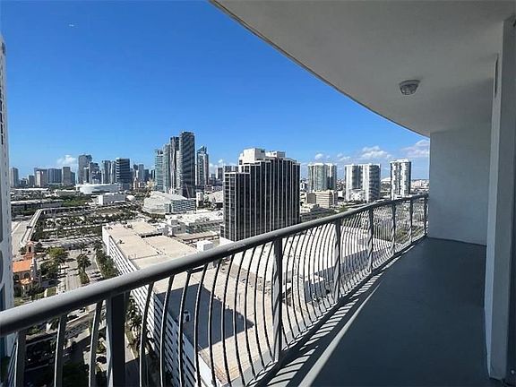 5th image of 1750 N Bayshore Dr APT 2606