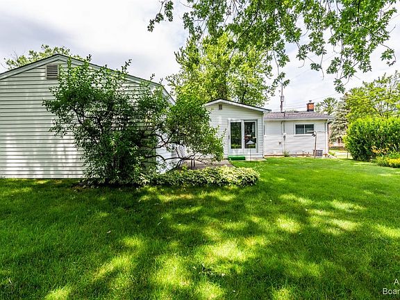 3rd image of 640 Crestwood Cir