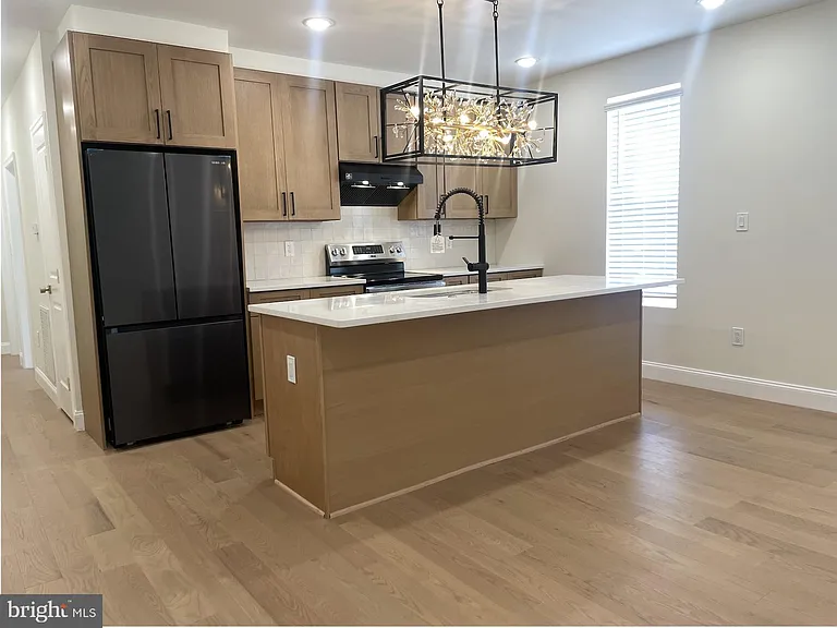 2101 S Hicks St — Photo 1
