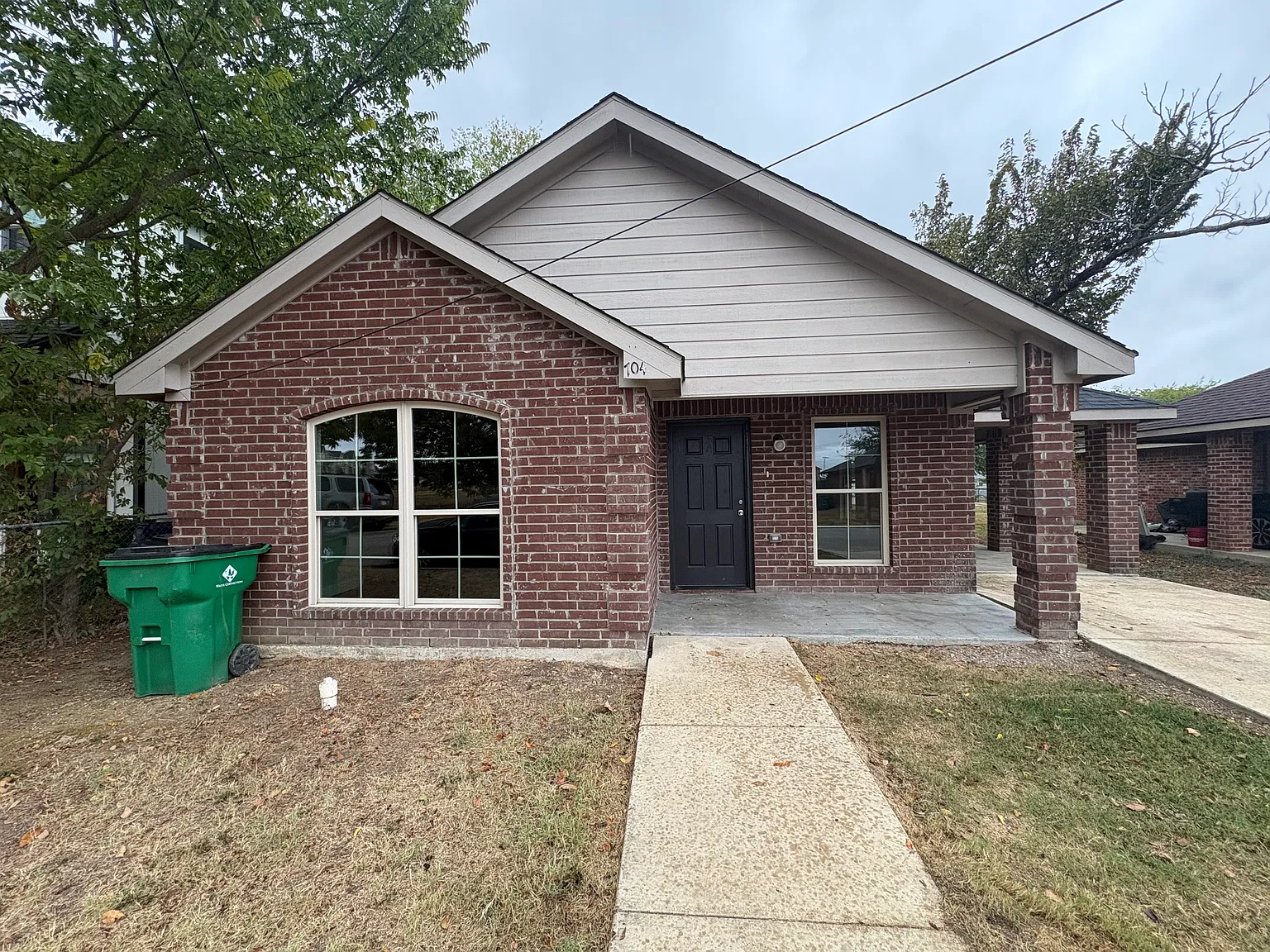 704 Perry Ave — Photo 1