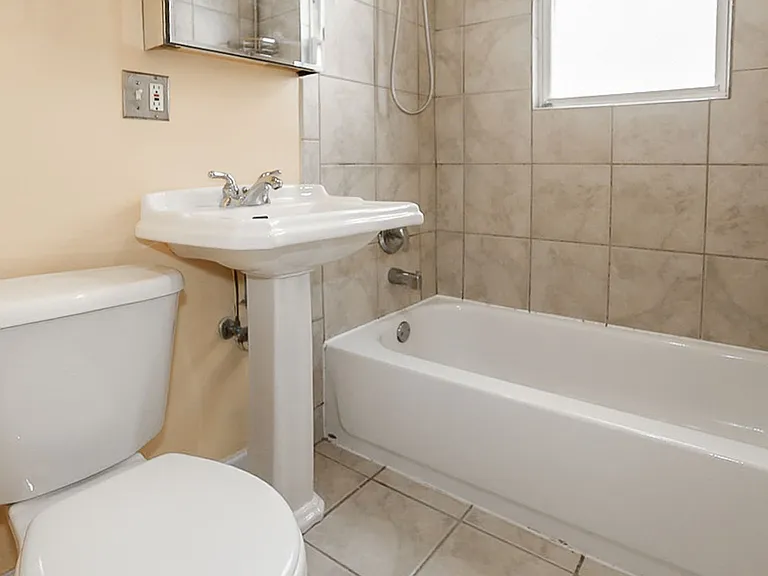 638 W Roscoe St #1 — Photo 5