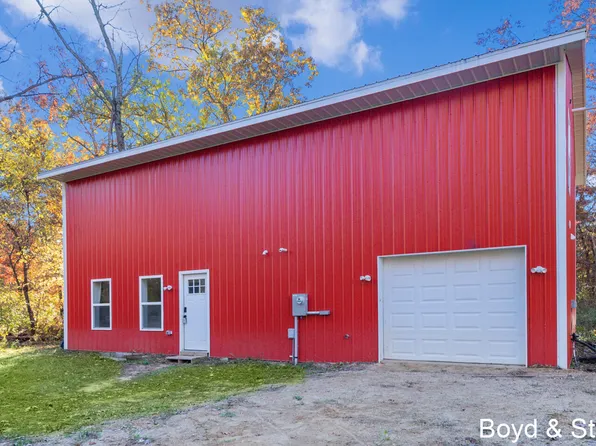 8395 Maple Hill Rd, Howard City, MI 49329