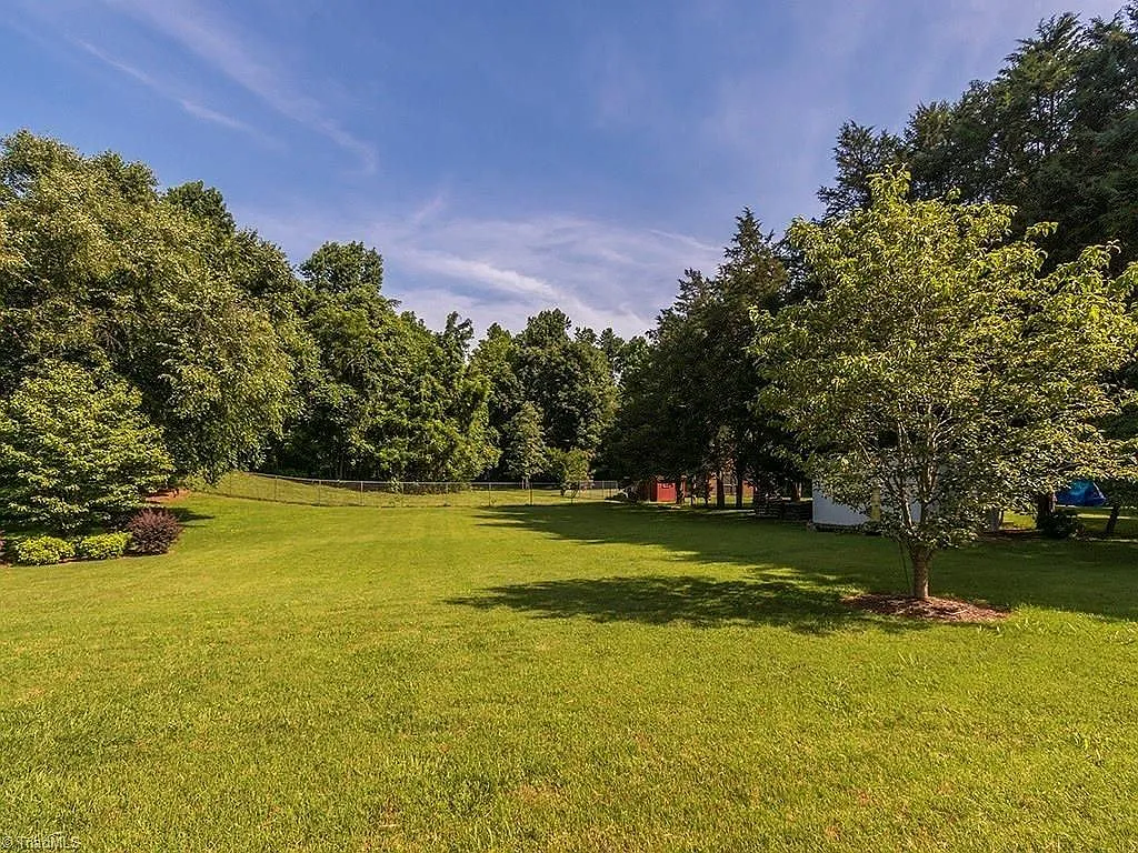 3 bed, 1418 sqft, $1,999 — Photo 2