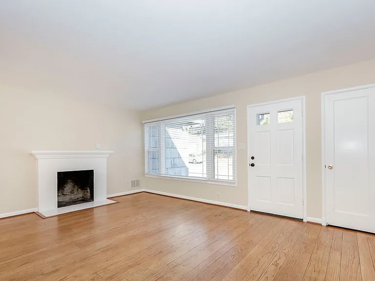 320 La Casa Ave — Photo 1