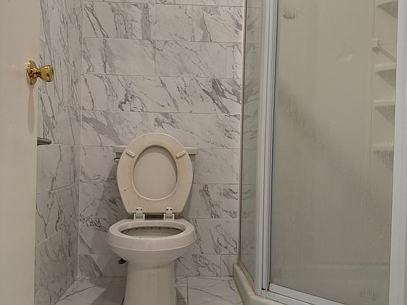 4th image of 914 Winter St #2F