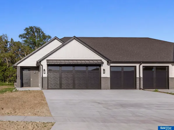 9130 Hillcrest Trl, Lincoln, NE 68520