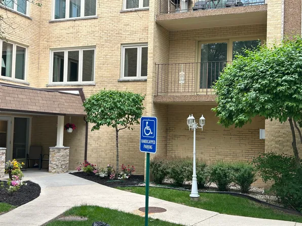 6430 W Belle Plaine Ave APT 211, Chicago, IL 60634