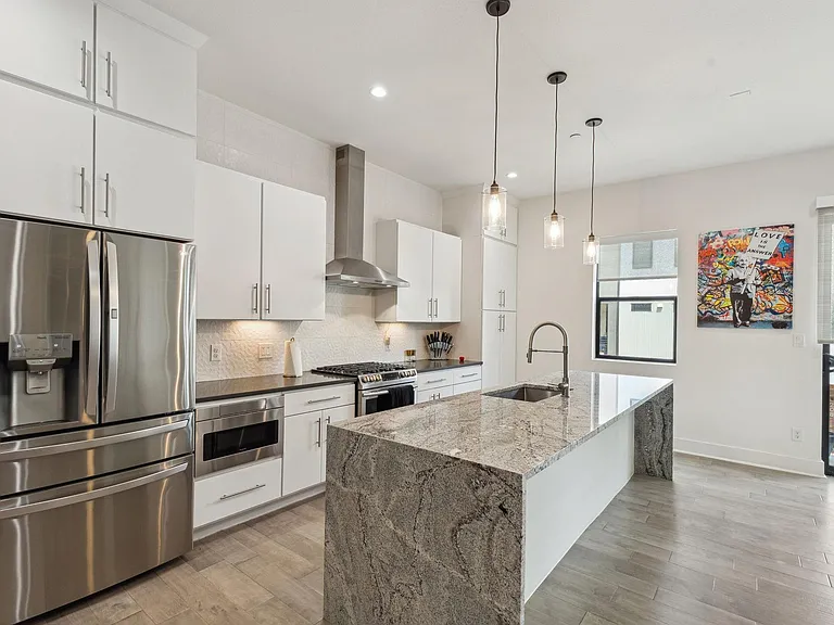 422 W 9th St #106 — Photo 7