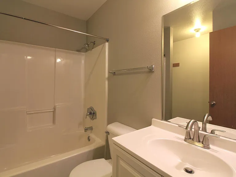 825 S Elm St — Photo 7