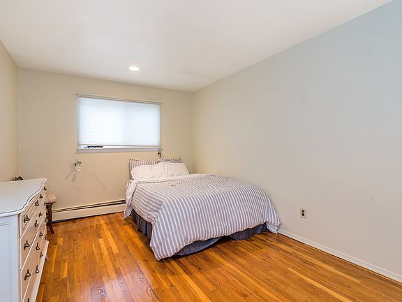 3rd image of 558 Hemlock Dr