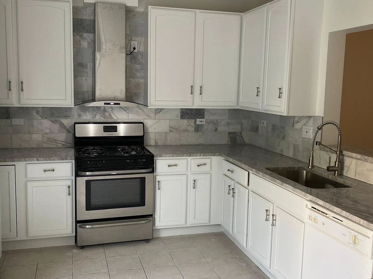 3 bed, 2.5 bath, 1900 sqft, $2,950 — Photo 4