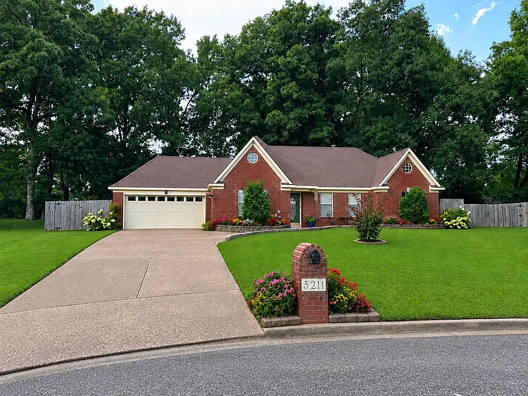 3211 Shadow Green Ln — Photo 1