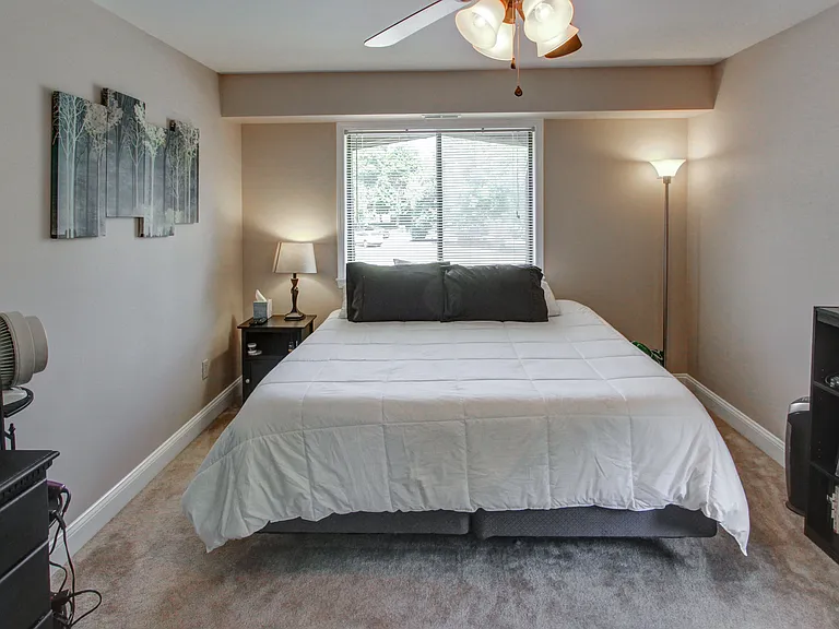 Hollandale Apartments — Photo 48