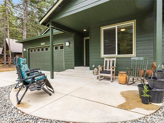 Welcoming poured concrete patio out front.>