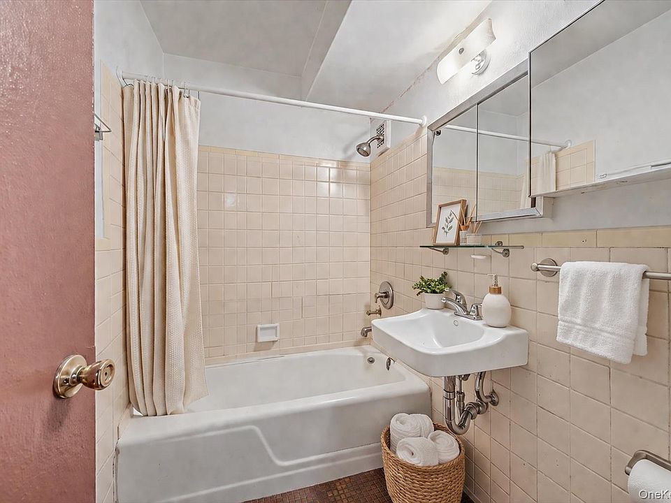 2nd image of 2640 Marion #2B