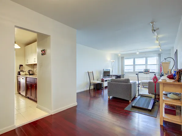 66-36 Yellowstone Boulevard image 2 of 22