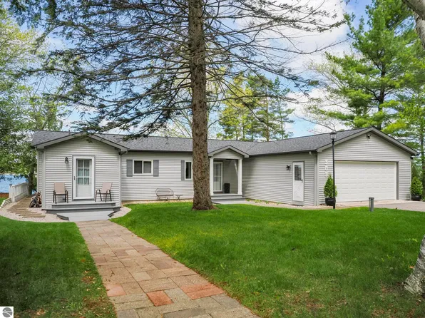 383 Finehout Dr, Traverse City, MI 49685