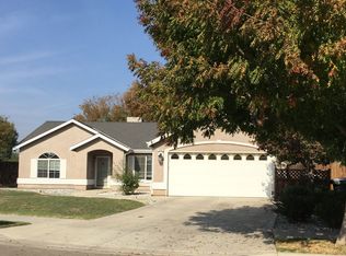 950 Yosemite Dr, Lemoore, CA 93245