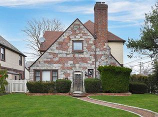 4 Berkley Rd, Mineola, NY 11501