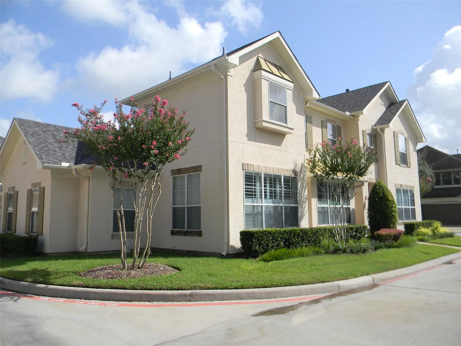 3 bed, 2.5 bath, 2687 sqft, $2,750 — Photo 2
